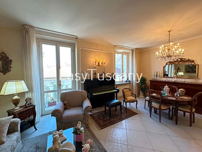 Appartamento con 6 locali in vendita in Via San Martino, Viareggio