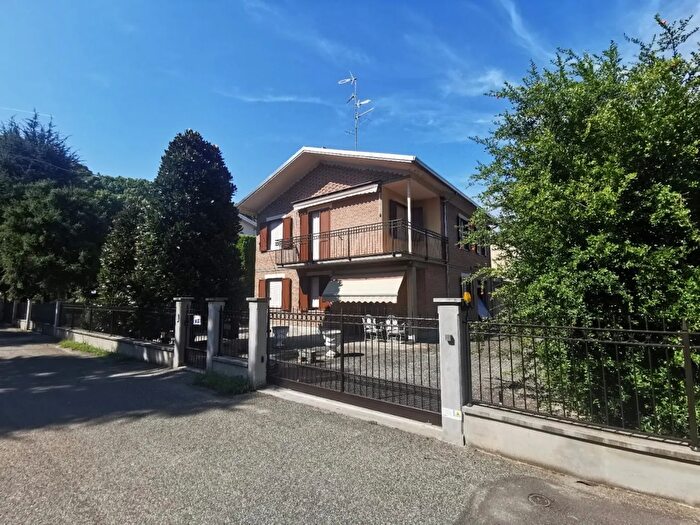 Casa con 10 locali in vendita in Correggio