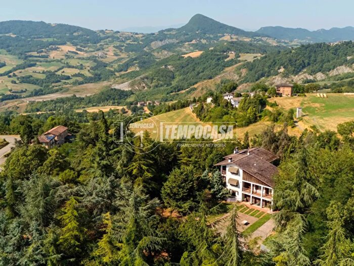 Casa con 17 locali in vendita in Baiso