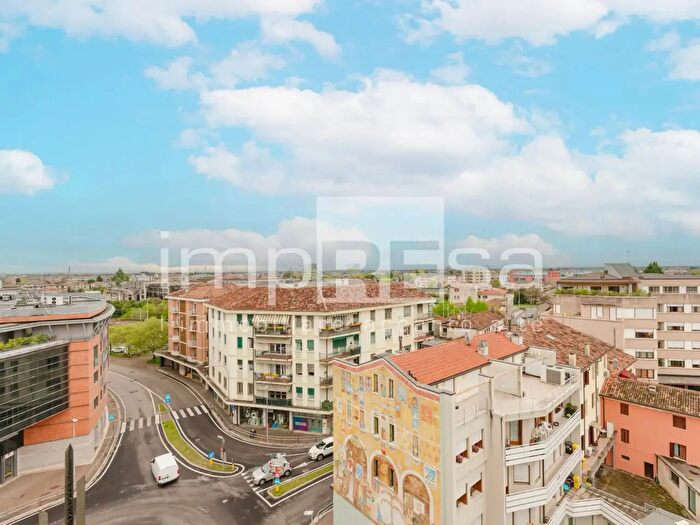 Appartamento con 7 locali in vendita in Via Gera, Conegliano