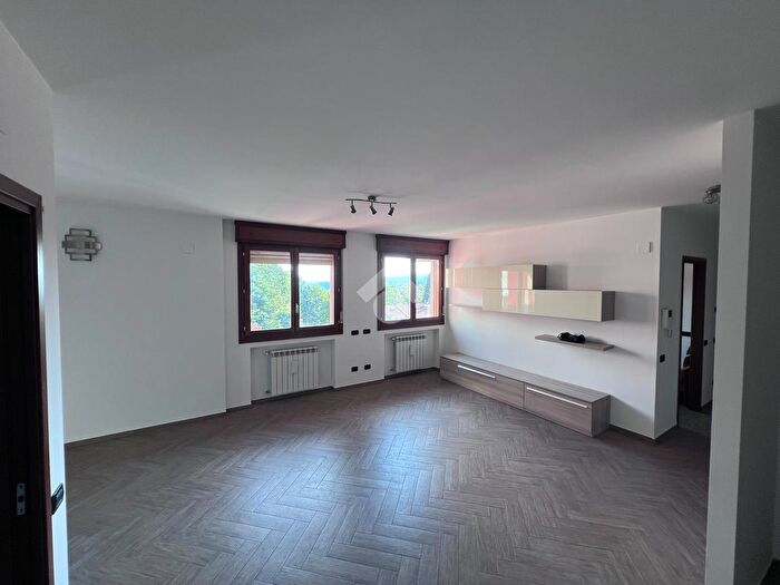 Appartamento quadrilocale in vendita in Via Piave, Malnate