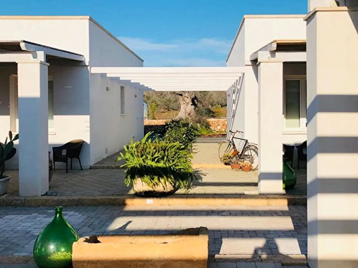 Casa con 20 locali in vendita in Via Masseria Ungulìa, Sannicola