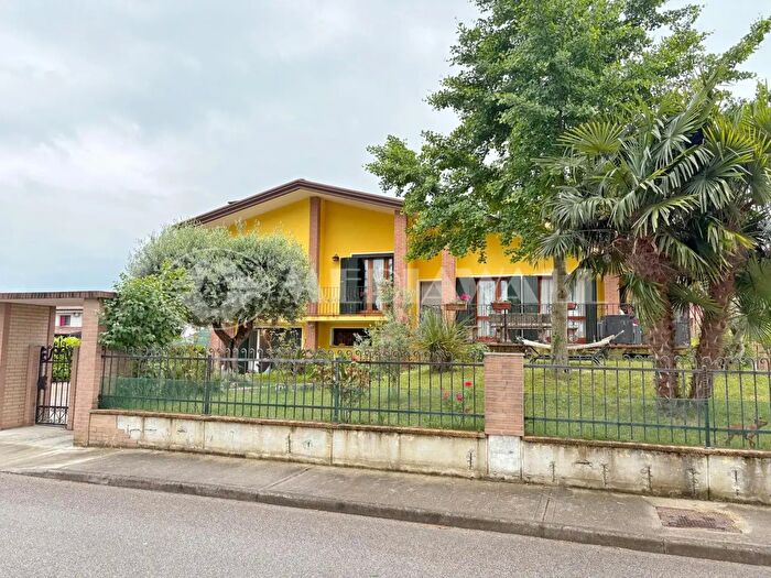 Casa con 10 locali in vendita in Via Giulia Maldifassi, Pravisdomini