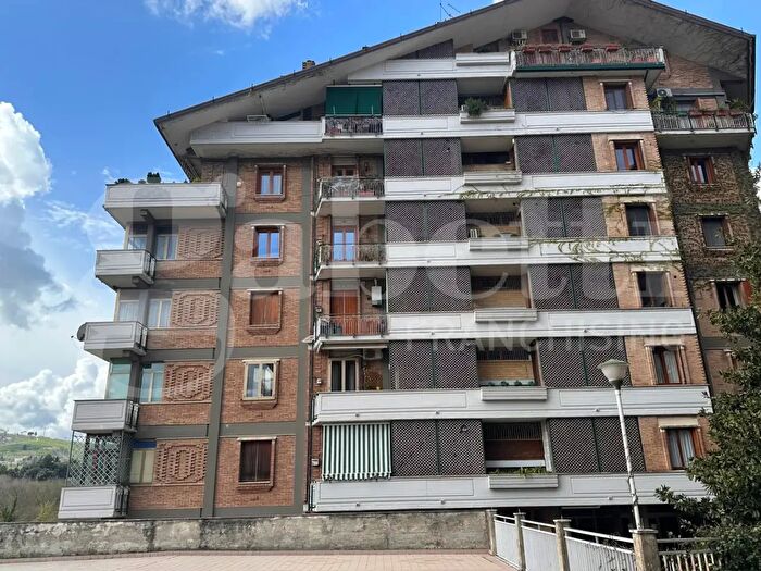 Appartamento con 6 locali in vendita in Via Pironti, Avellino