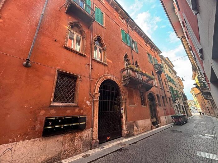 Appartamento con 5 locali in affitto in Via Antonio Cantore, Centro Storico, Verona