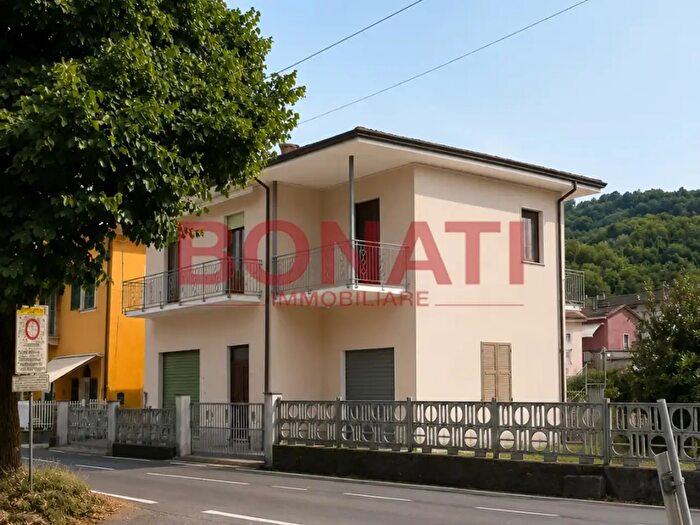 Casa con 9 locali in vendita in Via Brigate Partigiane, Follo