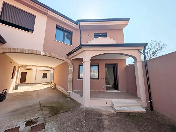 Casa con 5 locali in vendita in Decimoputzu