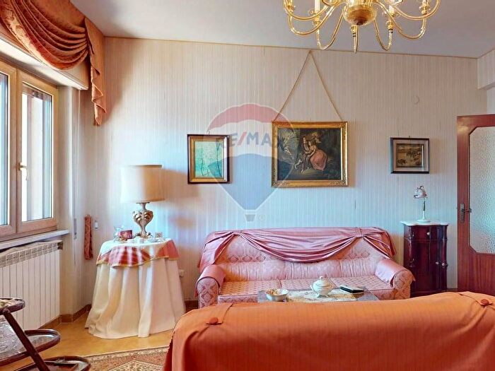 Appartamento con 6 locali in vendita in Via Giuseppe De Falco, Caserta