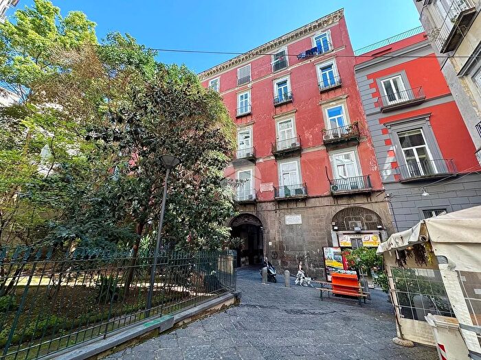 Appartamento quadrilocale in vendita in Via Atri, Napoli