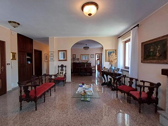 Casa con 10 locali in vendita in Via Palestro Prarolo, Prarolo
