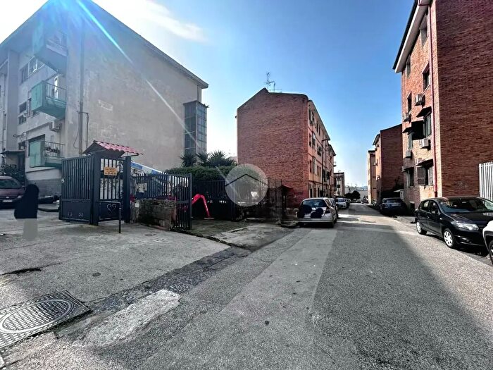 Appartamento trilocale in vendita in Via Isonzo, Napoli