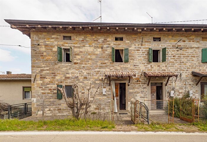 Casa con 8 locali in vendita in Montefiorino