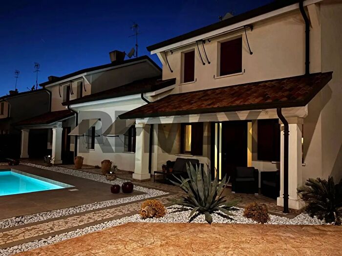 Casa con 8 locali in vendita in Jesolo