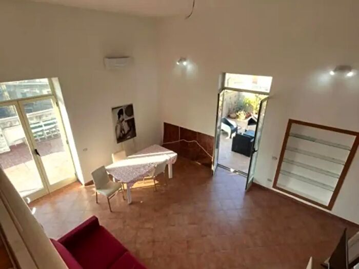 Appartamento trilocale in affitto in Via Foria, Napoli