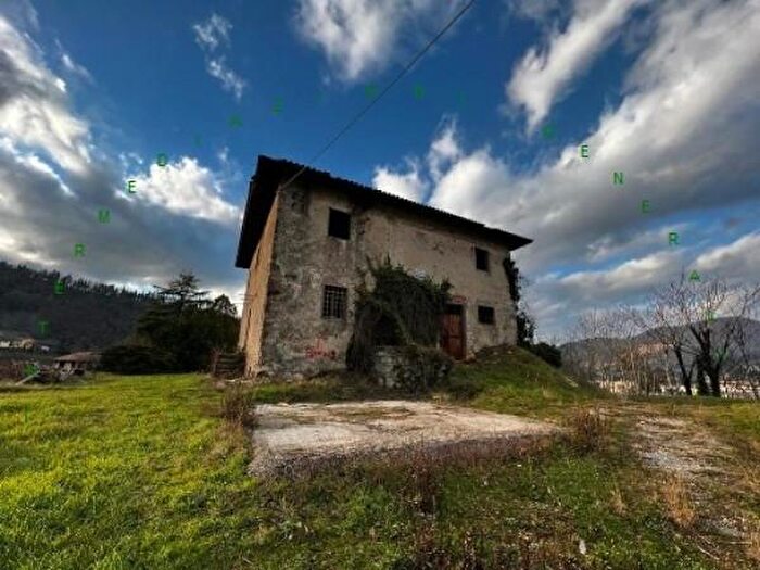 Casa con 6 locali in vendita in Dicomano