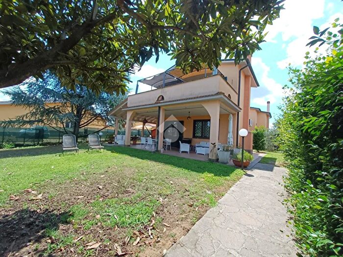 Casa con 5 locali in vendita in Via della Acacie, Nepi