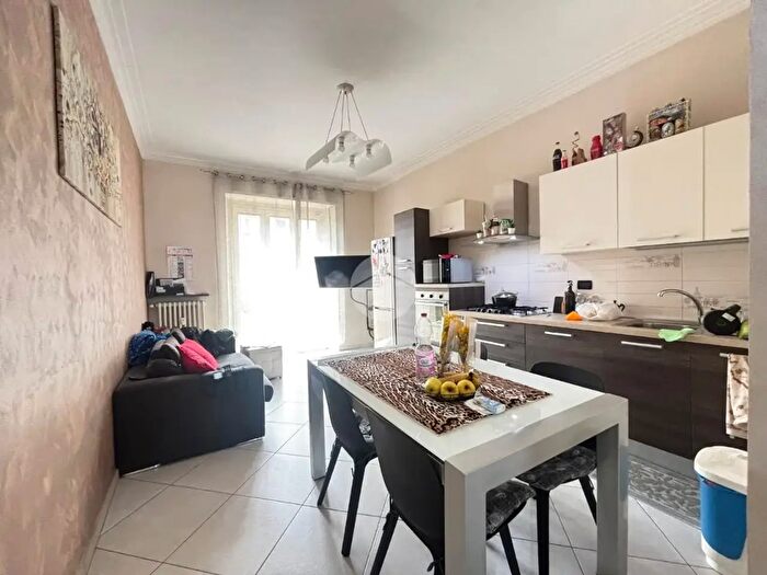 Appartamento trilocale in vendita in Via Orbetello, Torino