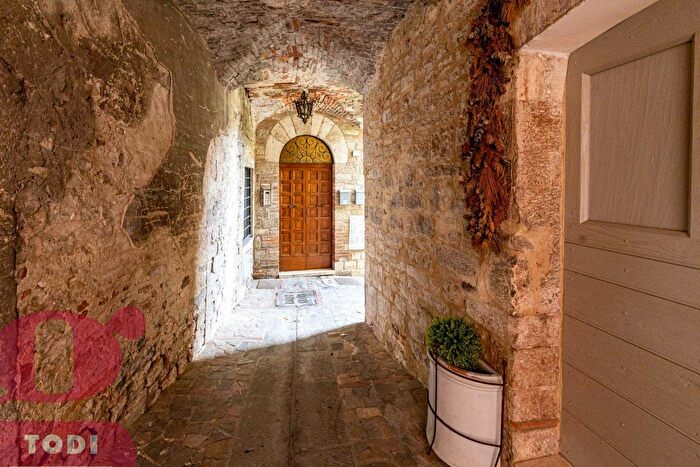 Appartamento trilocale in vendita in Via delle Mura Antiche, Todi