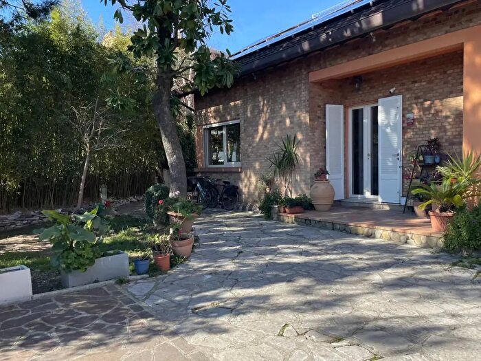 Casa con 10 locali in vendita in Viale Venezia Sn, Pesaro