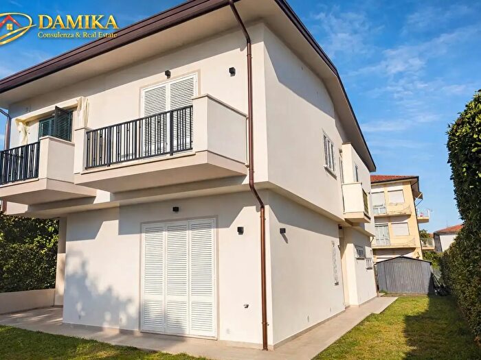 Casa con 7 locali in vendita in Via Fiume, Viareggio