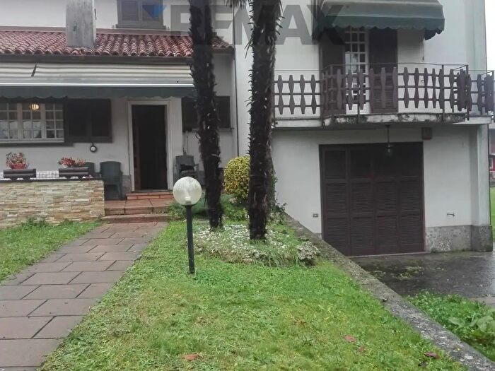 Casa con 6 locali in vendita in Suisio