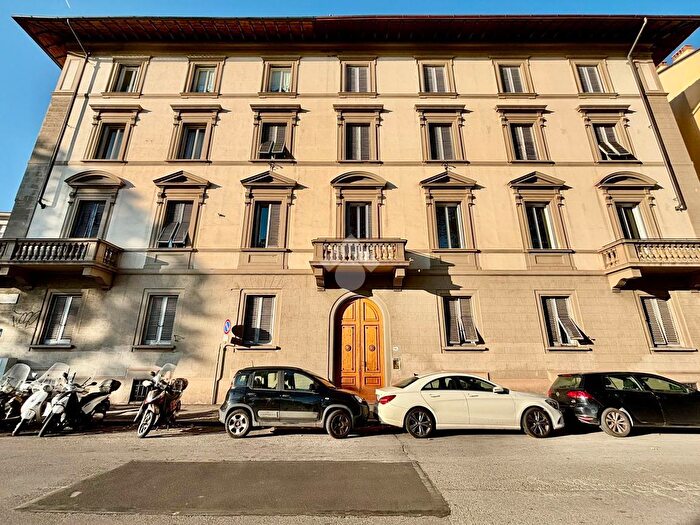 Appartamento con 6 locali in vendita in Appartamento Via Francesco Crispi, Firenze