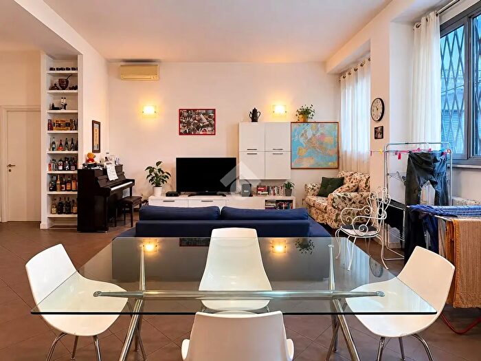 Appartamento quadrilocale in vendita in Corso Porta Romana, Milano