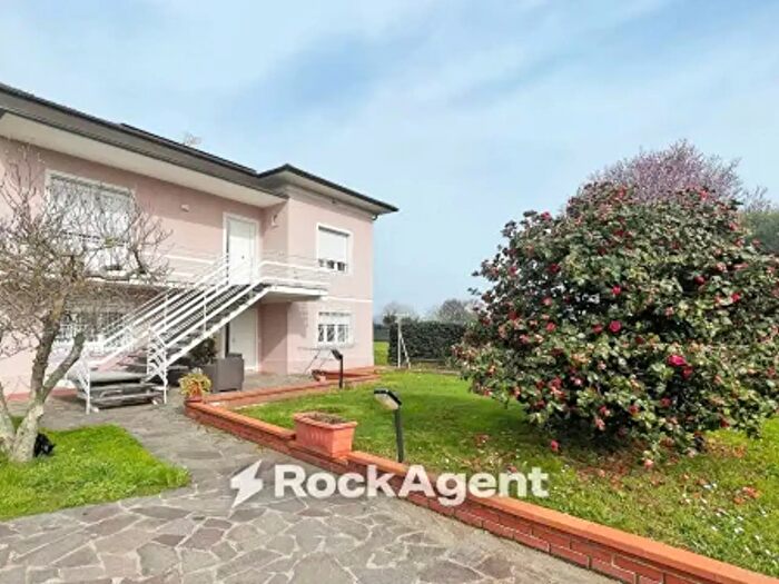 Casa con 6 locali in vendita in Lucca