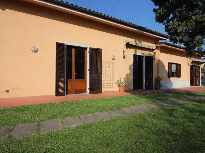 Casa con 9 locali in vendita in Via di Tiglio, Capannori