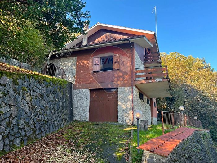 Casa con 10 locali in vendita in Montecompatri
