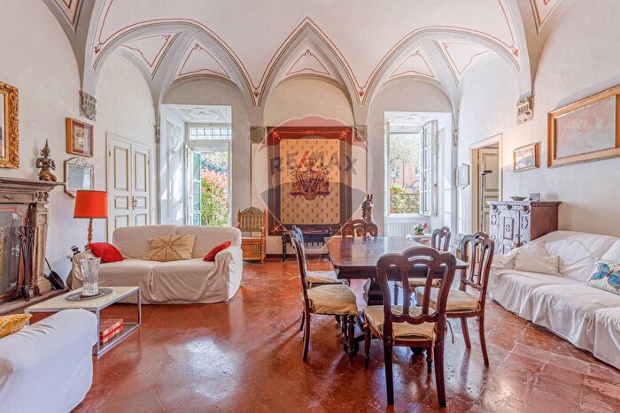 Appartamento con 9 locali in vendita in Via Cavour, Pontremoli