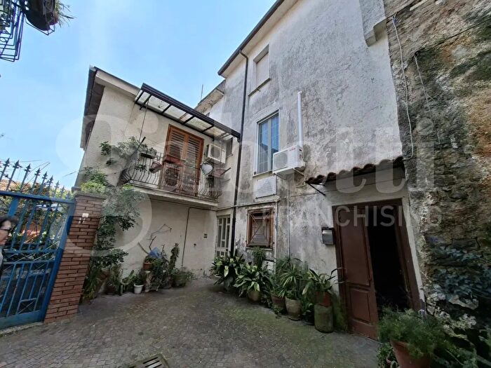 Casa con 9 locali in vendita in Vico Palombaia Snc, Teano