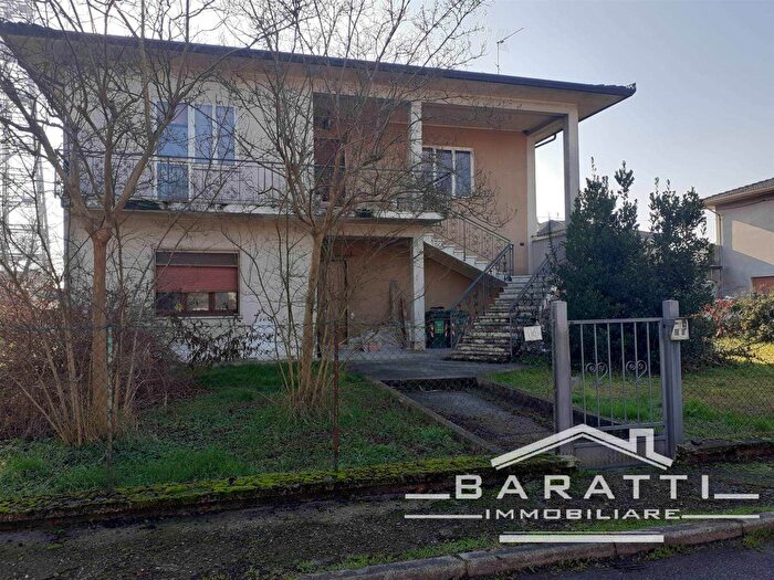 Casa con 9 locali in vendita in Ostiglia