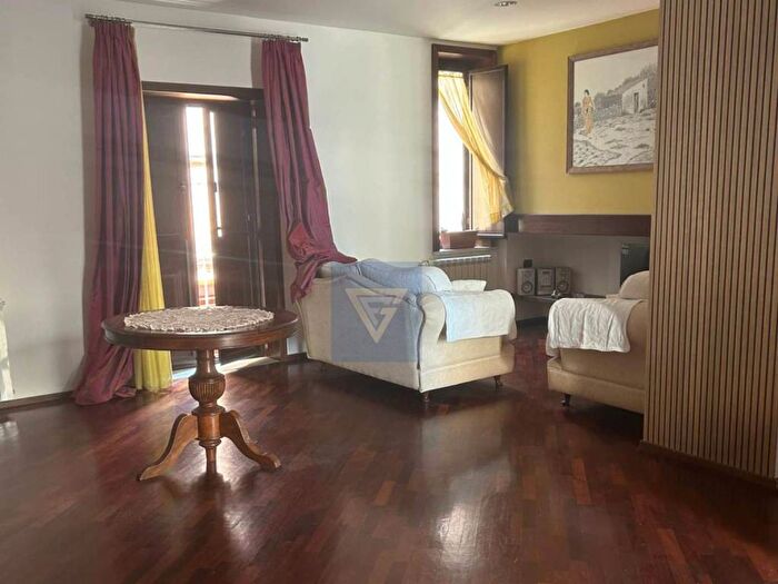 Appartamento trilocale in affitto in Via Vincenzo Mirabella, Ortigia, Siracusa