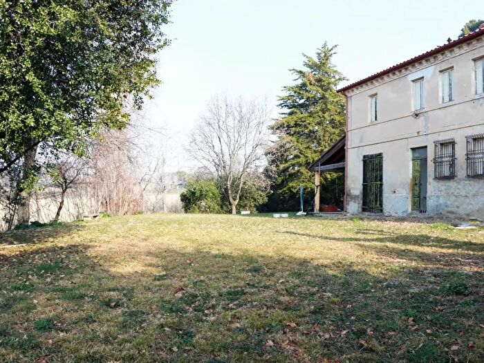 Casa con 20 locali in vendita in Osimo