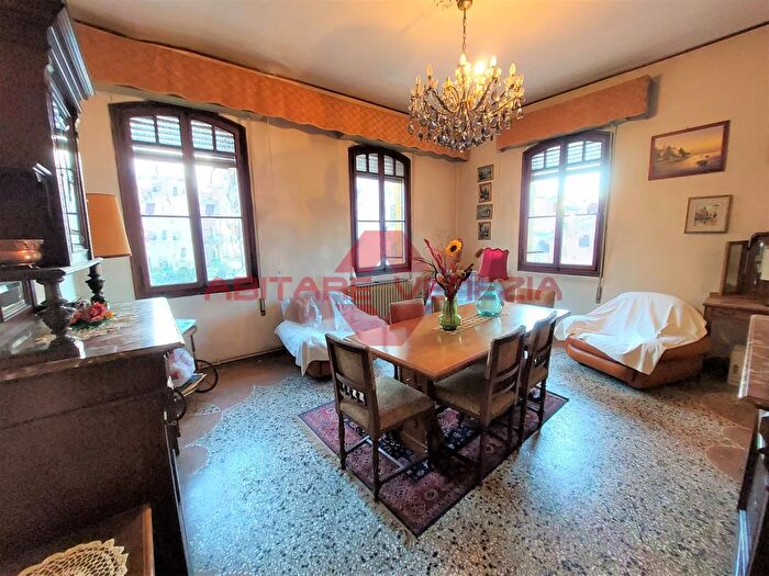 Appartamento con 6 locali in vendita in Via Sandro Gallo, Venezia