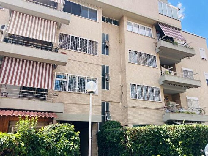 Appartamento con 5 locali in vendita in Via Poggio Verde, Roma