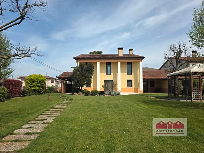 Casa con 8 locali in vendita in Via Pasubio, Castegnero