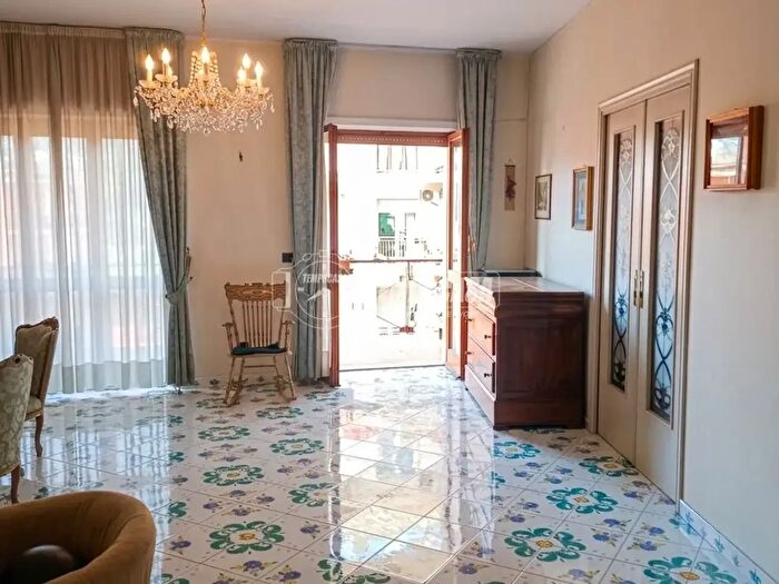 Appartamento con 6 locali in vendita in Via San Domenico, Napoli