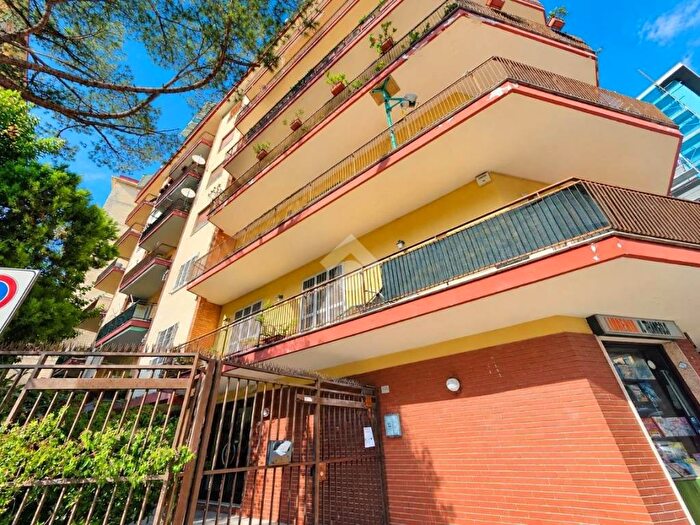 Appartamento quadrilocale in affitto in Via E A Mario, Arenella, Napoli