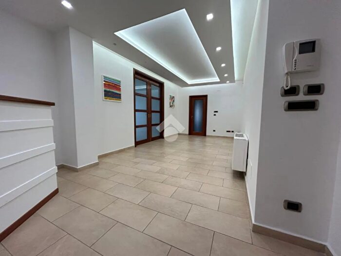 Appartamento trilocale in affitto in Via Vincenzo di Benedetto, Cosenza