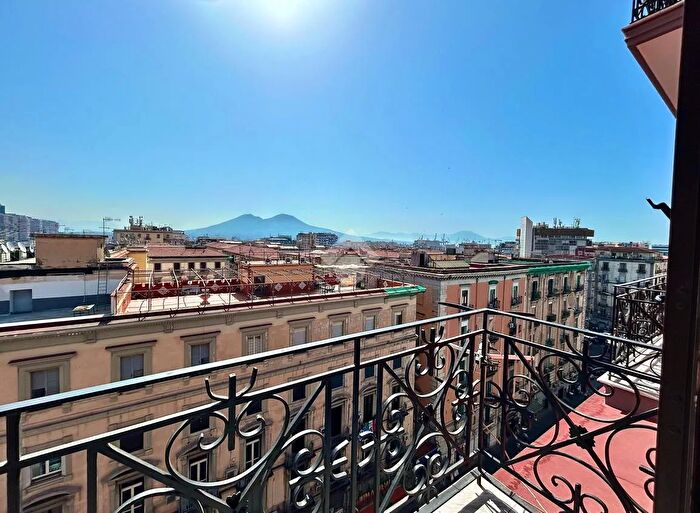 Appartamento trilocale in vendita in PZa Giuseppe Garibaldi, Napoli