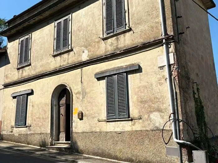 Casa con 6 locali in vendita in Vinci