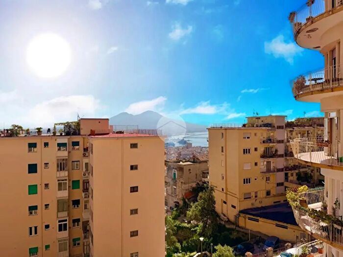 Appartamento con 5 locali in vendita in Via Girolamo Santacroce, Napoli