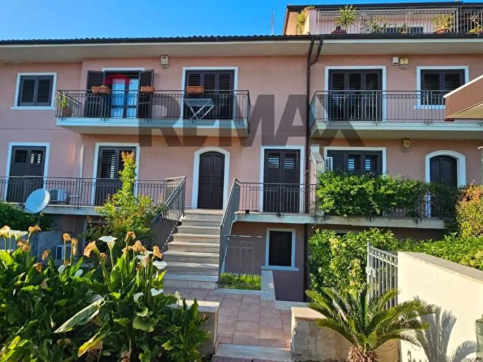 Appartamento con 8 locali in vendita in Via Vittorio Emanuele da Bormida, Catania