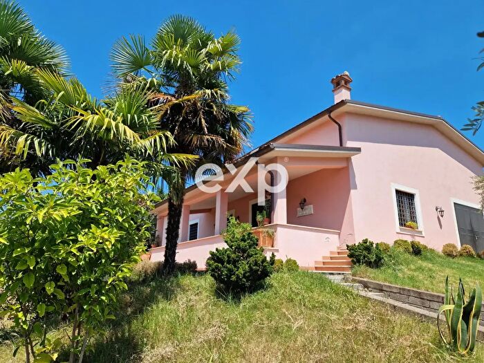 Casa quadrilocale in vendita in Poggio Mirteto
