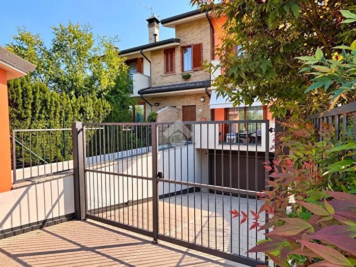 Casa con 5 locali in vendita in Via Padre Tobia Corna, Brignano Gera D'Adda