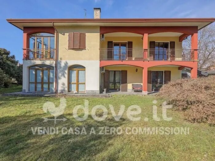 Casa con 6 locali in vendita in Via dei Lori, Luino