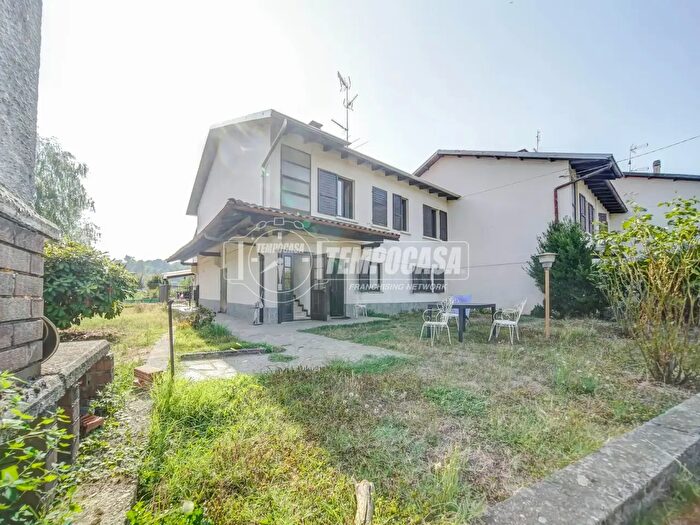 Casa trilocale in vendita in Via InaCase, Varallo Pombia