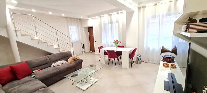 Casa quadrilocale in vendita in Via Castello, Bagnatica